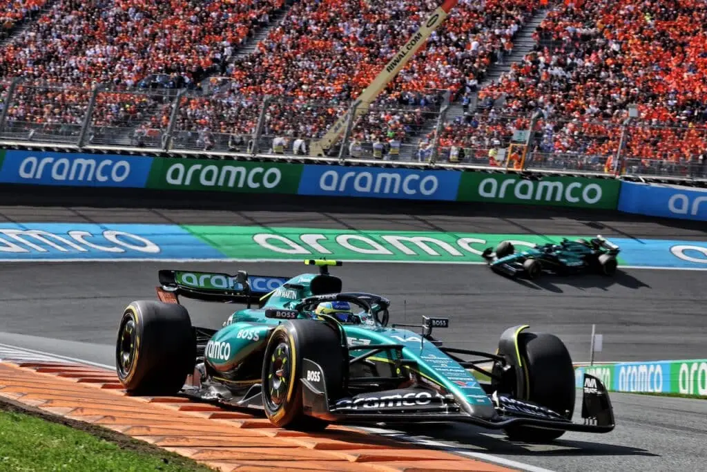 Fernando Alonso avec son AMR24 dans le banking de Zandvoort