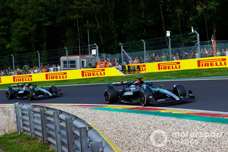 George Russell devant Lewis Hamilton. W15 victorieuse en Belgique. Mercedes, victoire, F1 2024.