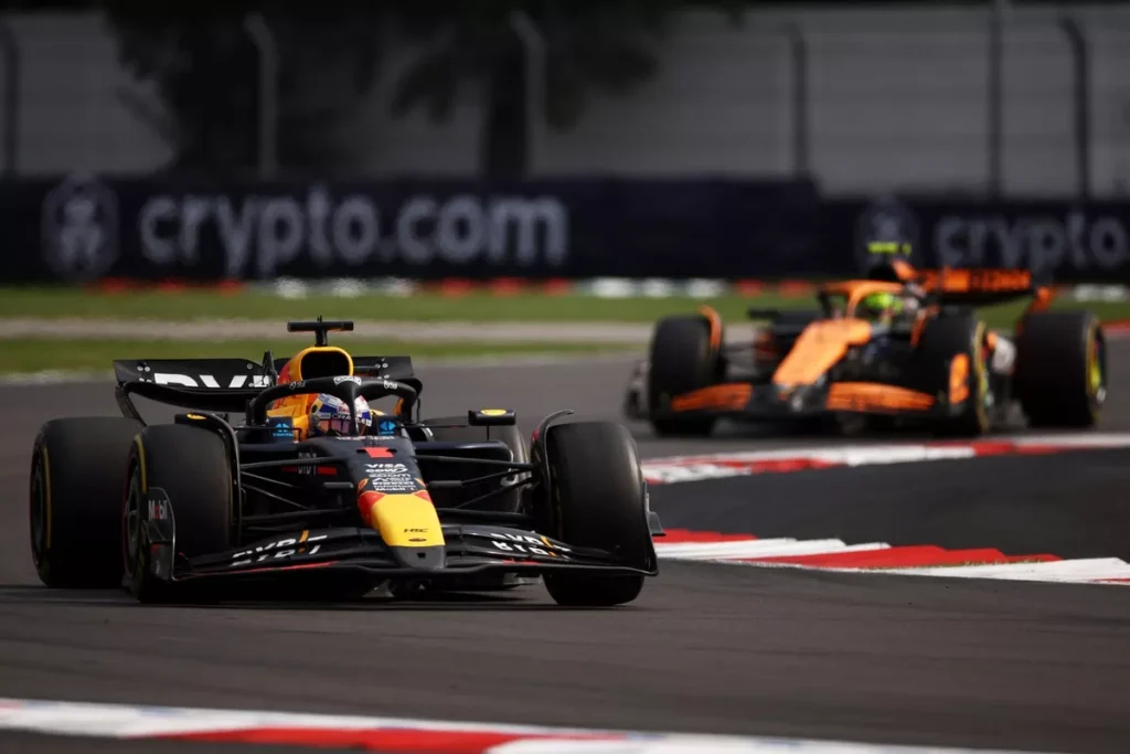 Max Verstappen fait une nouvelle fois comprendre à Lando Norris qu'il ne cèdera pas face à lui en piste, malgré les sanctions des commissaires.